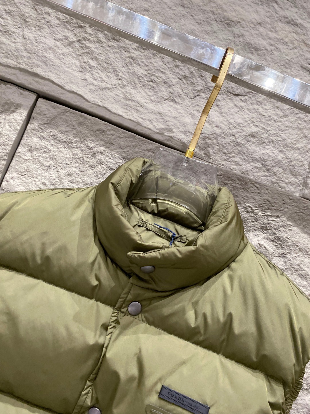 Prada 普拉达2025秋冬专柜同步新品发布，最新工装羽绒马甲出货，原版购入，无论面料及辅料，全部做到