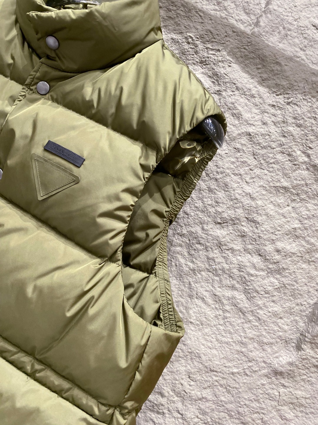 Prada 普拉达2025秋冬专柜同步新品发布，最新工装羽绒马甲出货，原版购入，无论面料及辅料，全部做到