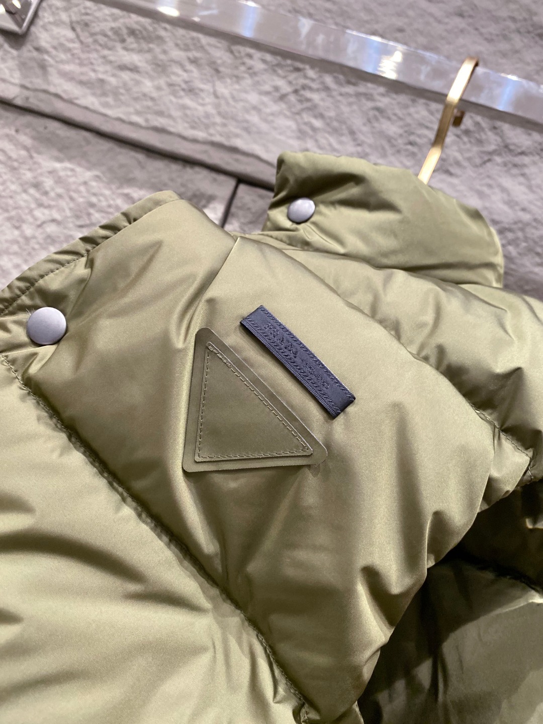 Prada 普拉达2025秋冬专柜同步新品发布，最新工装羽绒马甲出货，原版购入，无论面料及辅料，全部做到