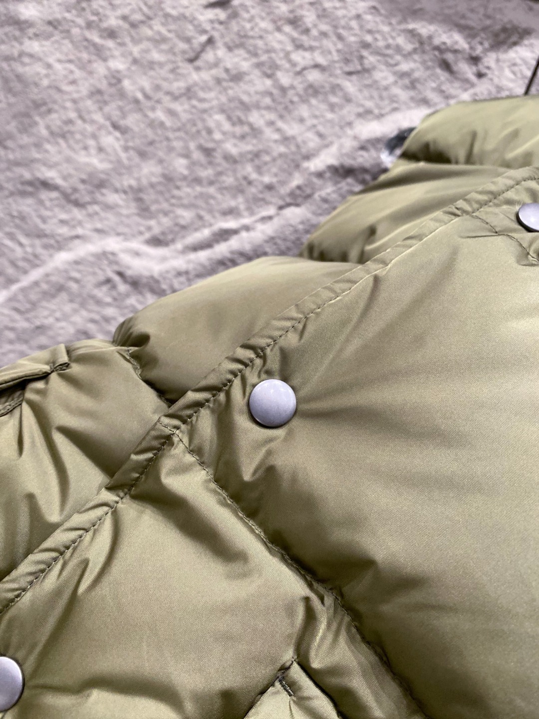 Prada 普拉达2025秋冬专柜同步新品发布，最新工装羽绒马甲出货，原版购入，无论面料及辅料，全部做到