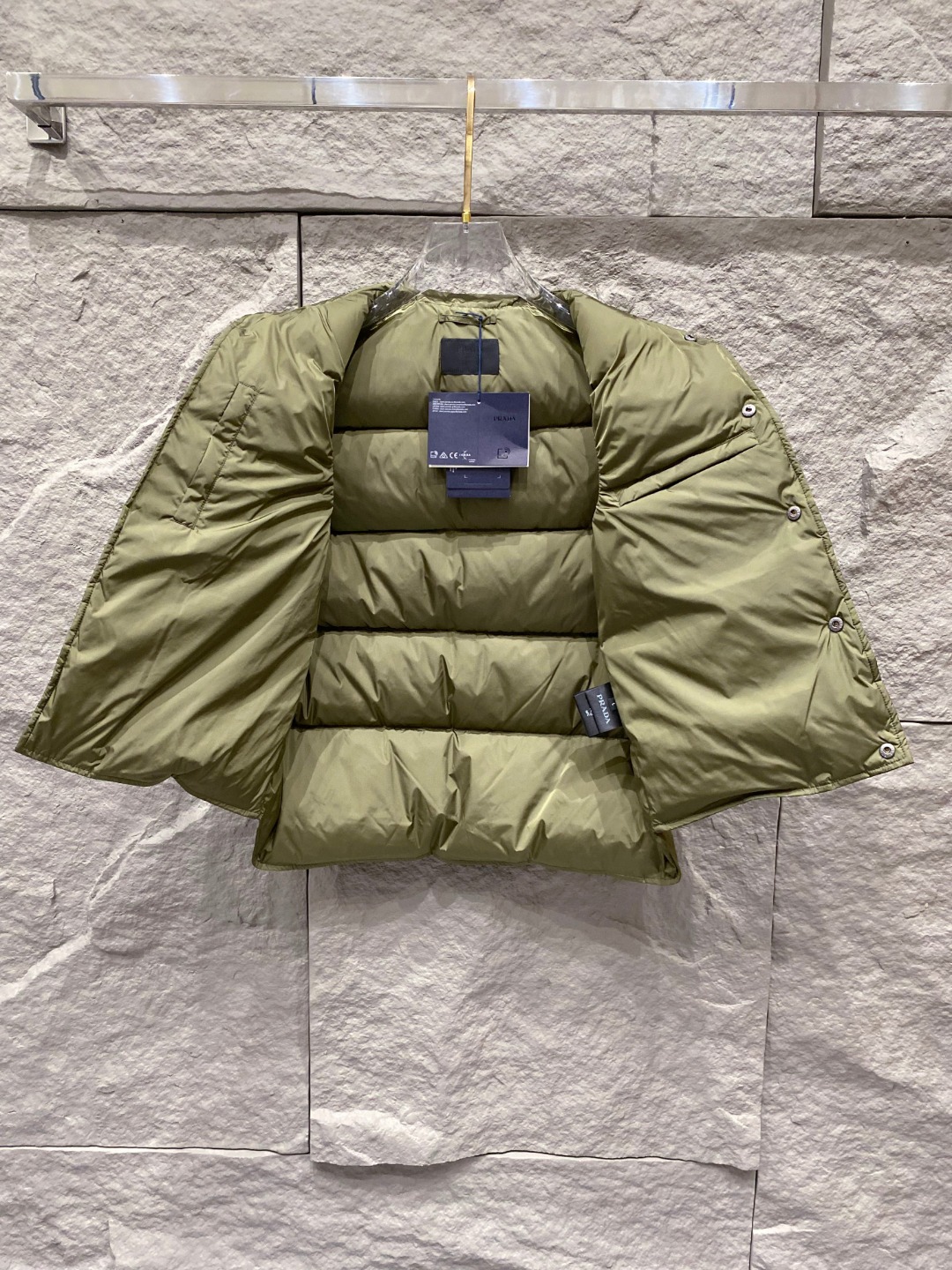 Prada 普拉达2025秋冬专柜同步新品发布，最新工装羽绒马甲出货，原版购入，无论面料及辅料，全部做到