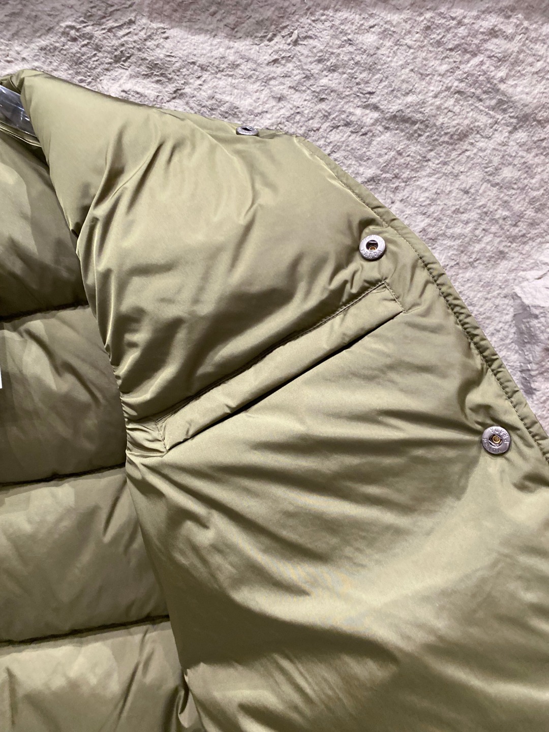 Prada 普拉达2025秋冬专柜同步新品发布，最新工装羽绒马甲出货，原版购入，无论面料及辅料，全部做到