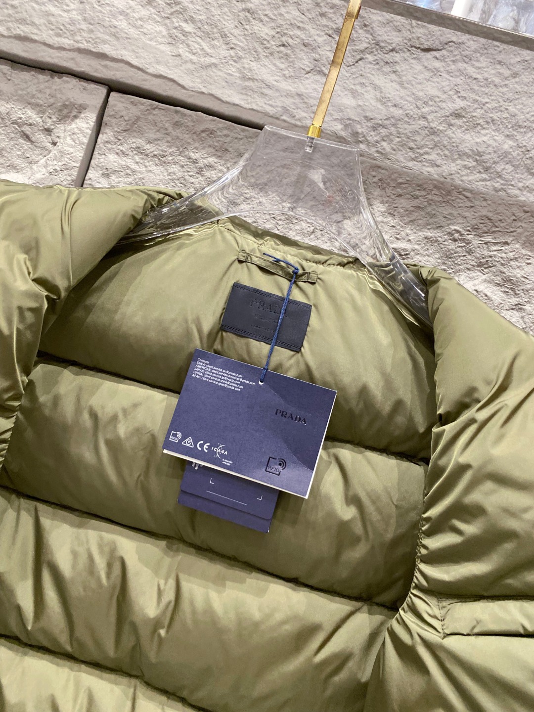 Prada 普拉达2025秋冬专柜同步新品发布，最新工装羽绒马甲出货，原版购入，无论面料及辅料，全部做到