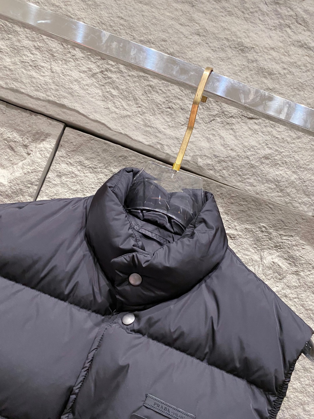 Prada 普拉达2025秋冬专柜同步新品发布，最新工装羽绒马甲出货，原版购入，无论面料及辅料，全部做到