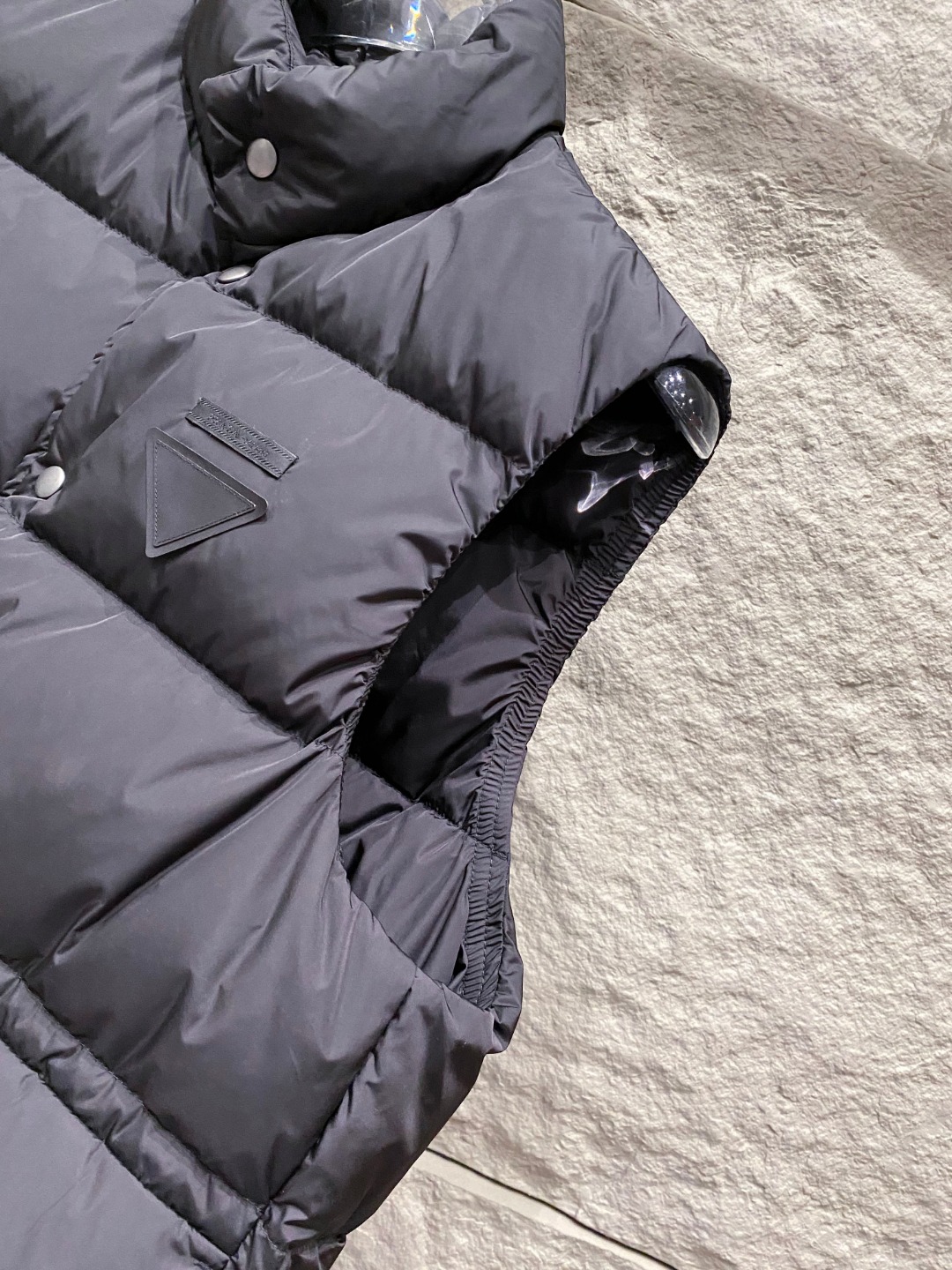 Prada 普拉达2025秋冬专柜同步新品发布，最新工装羽绒马甲出货，原版购入，无论面料及辅料，全部做到