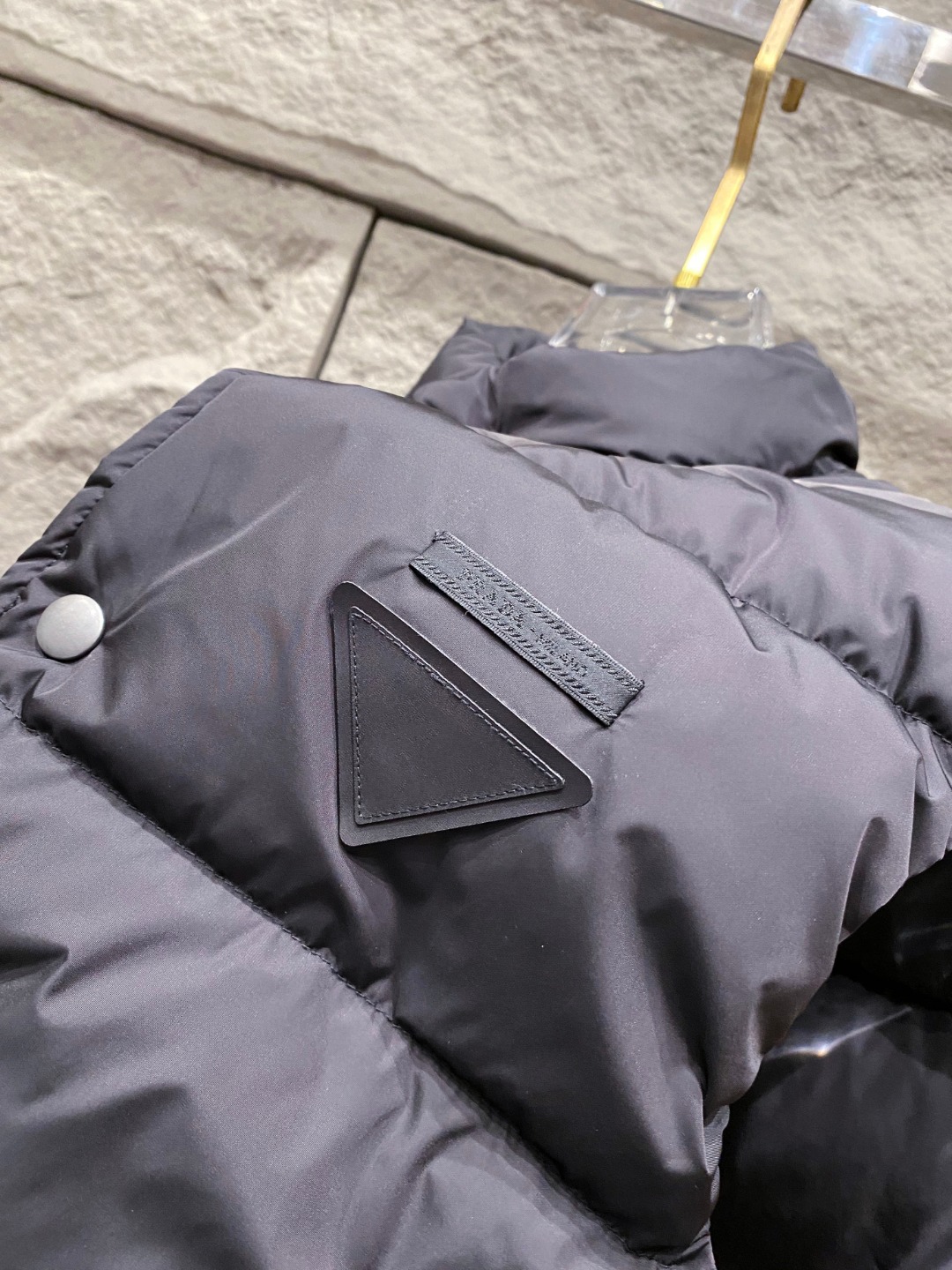 Prada 普拉达2025秋冬专柜同步新品发布，最新工装羽绒马甲出货，原版购入，无论面料及辅料，全部做到