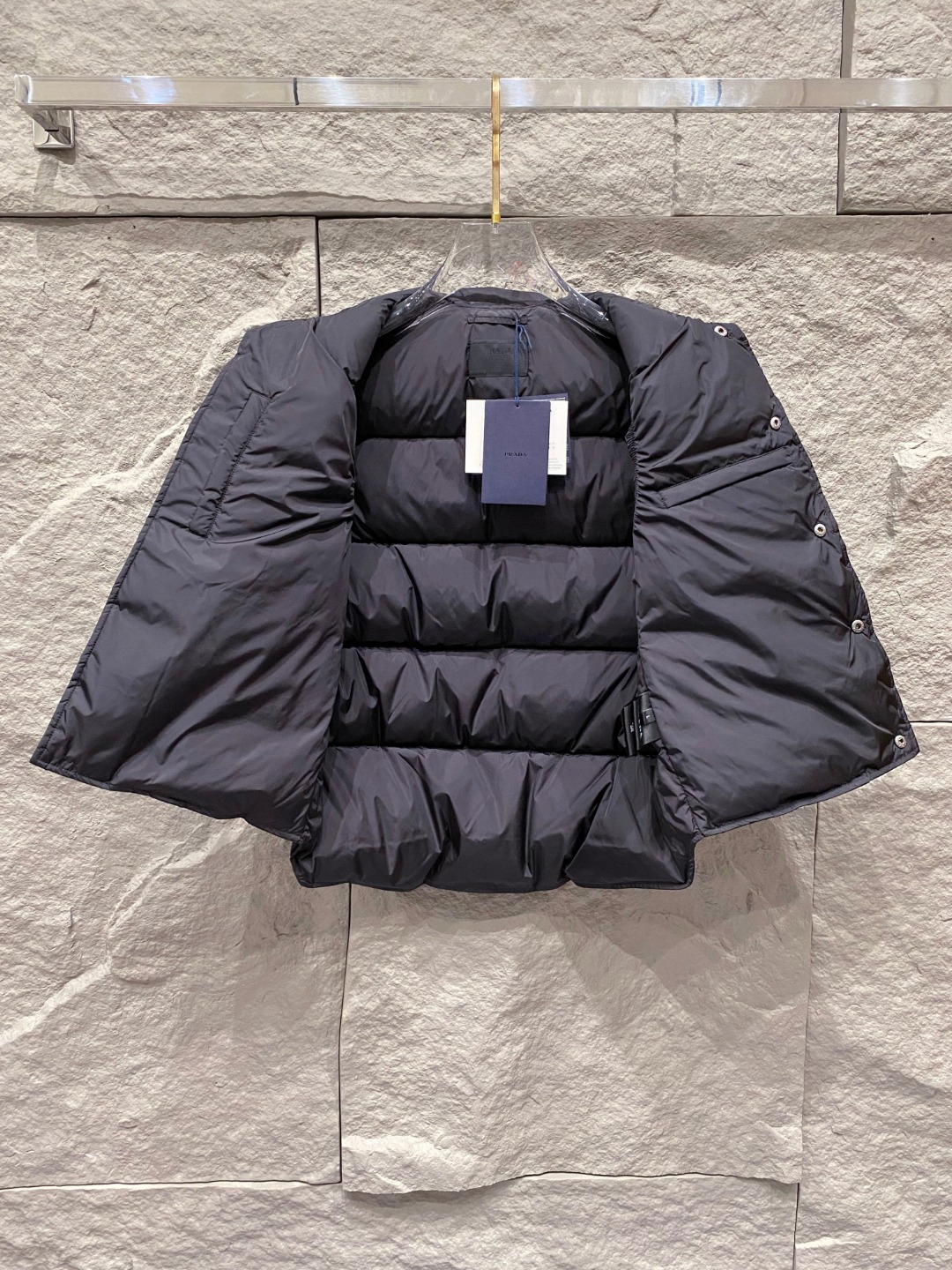 Prada 普拉达2025秋冬专柜同步新品发布，最新工装羽绒马甲出货，原版购入，无论面料及辅料，全部做到