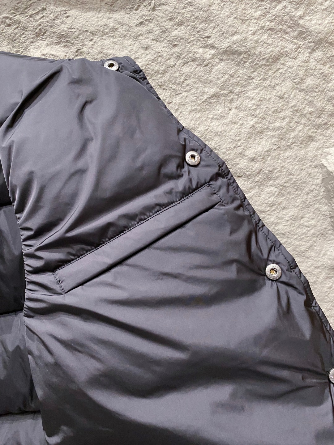 Prada 普拉达2025秋冬专柜同步新品发布，最新工装羽绒马甲出货，原版购入，无论面料及辅料，全部做到