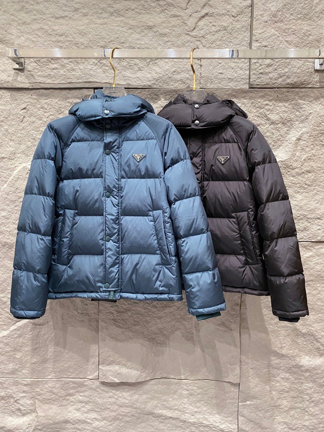 Prada&普拉达FW2025秋冬新款羽绒服。柜子在售款，一件难求。采用定制防风防雨面料，抗皱立挺有型，