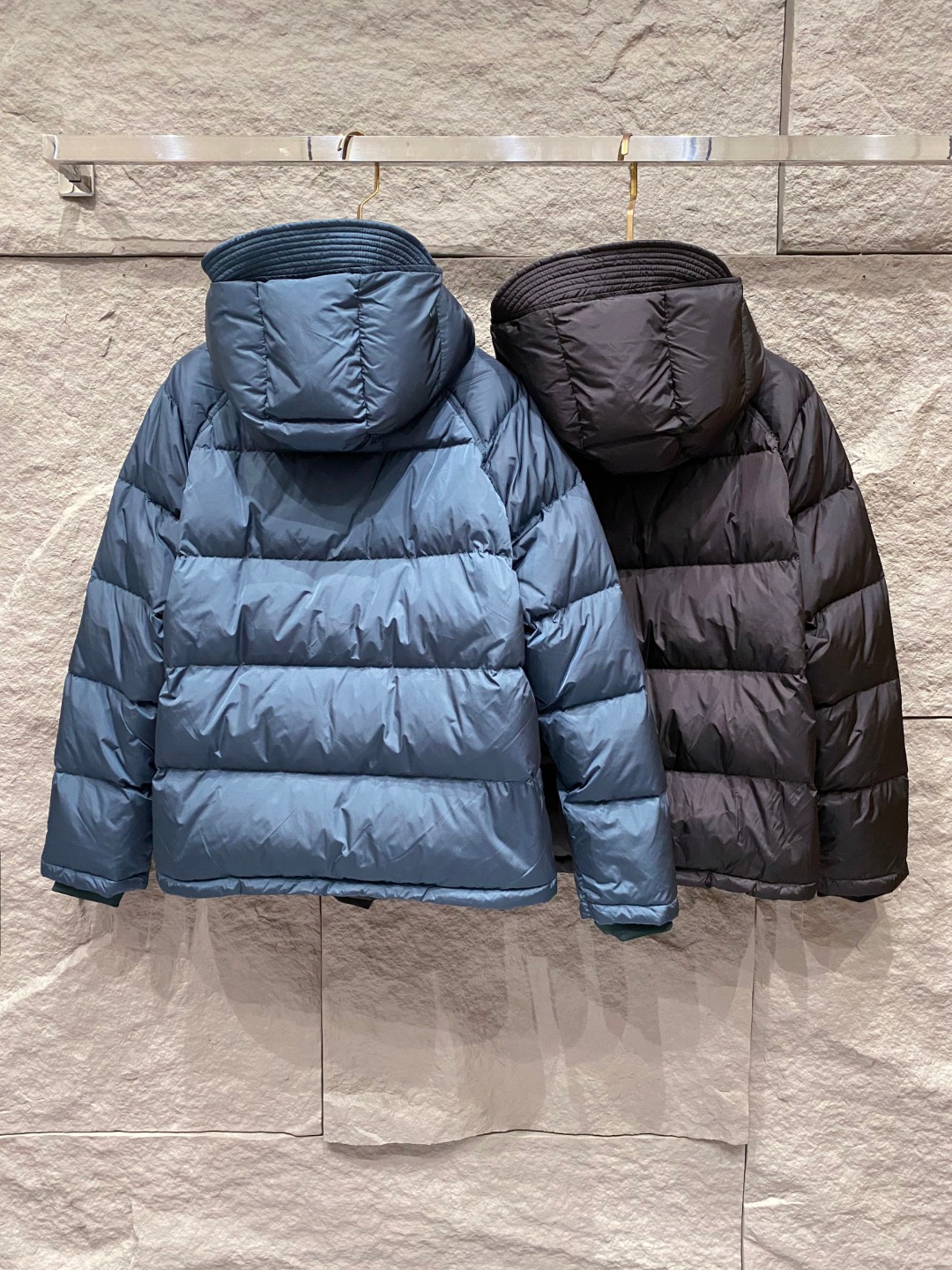 Prada&普拉达FW2025秋冬新款羽绒服。柜子在售款，一件难求。采用定制防风防雨面料，抗皱立挺有型，