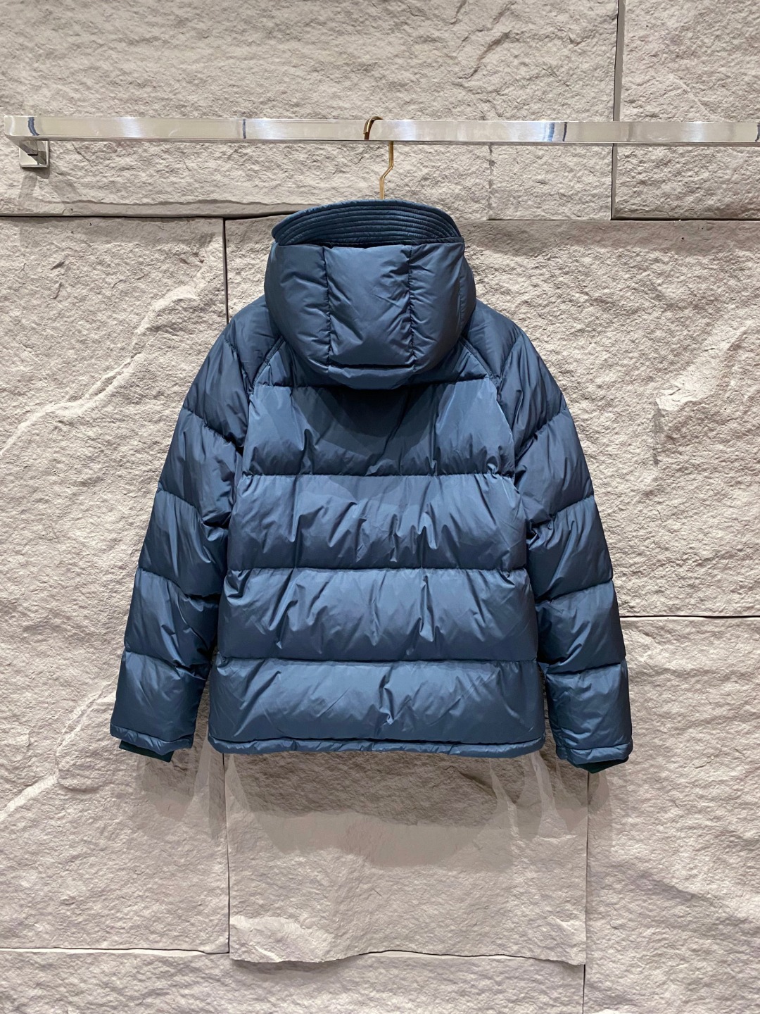 Prada&普拉达FW2025秋冬新款羽绒服。柜子在售款，一件难求。采用定制防风防雨面料，抗皱立挺有型，