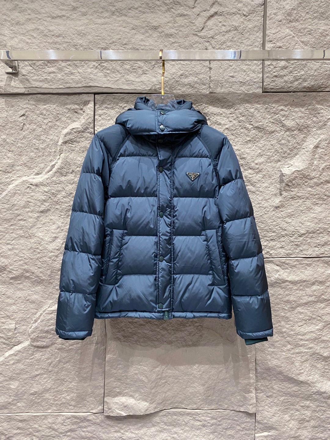 Prada&普拉达FW2025秋冬新款羽绒服。柜子在售款，一件难求。采用定制防风防雨面料，抗皱立挺有型，