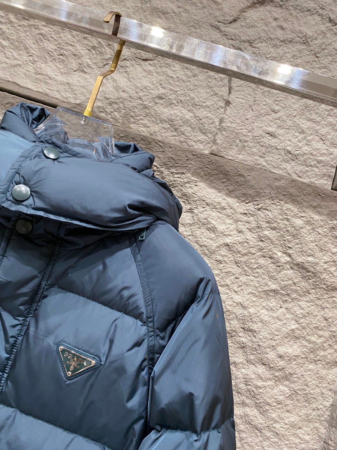 Prada&普拉达FW2025秋冬新款羽绒服。柜子在售款，一件难求。采用定制防风防雨面料，抗皱立挺有型，