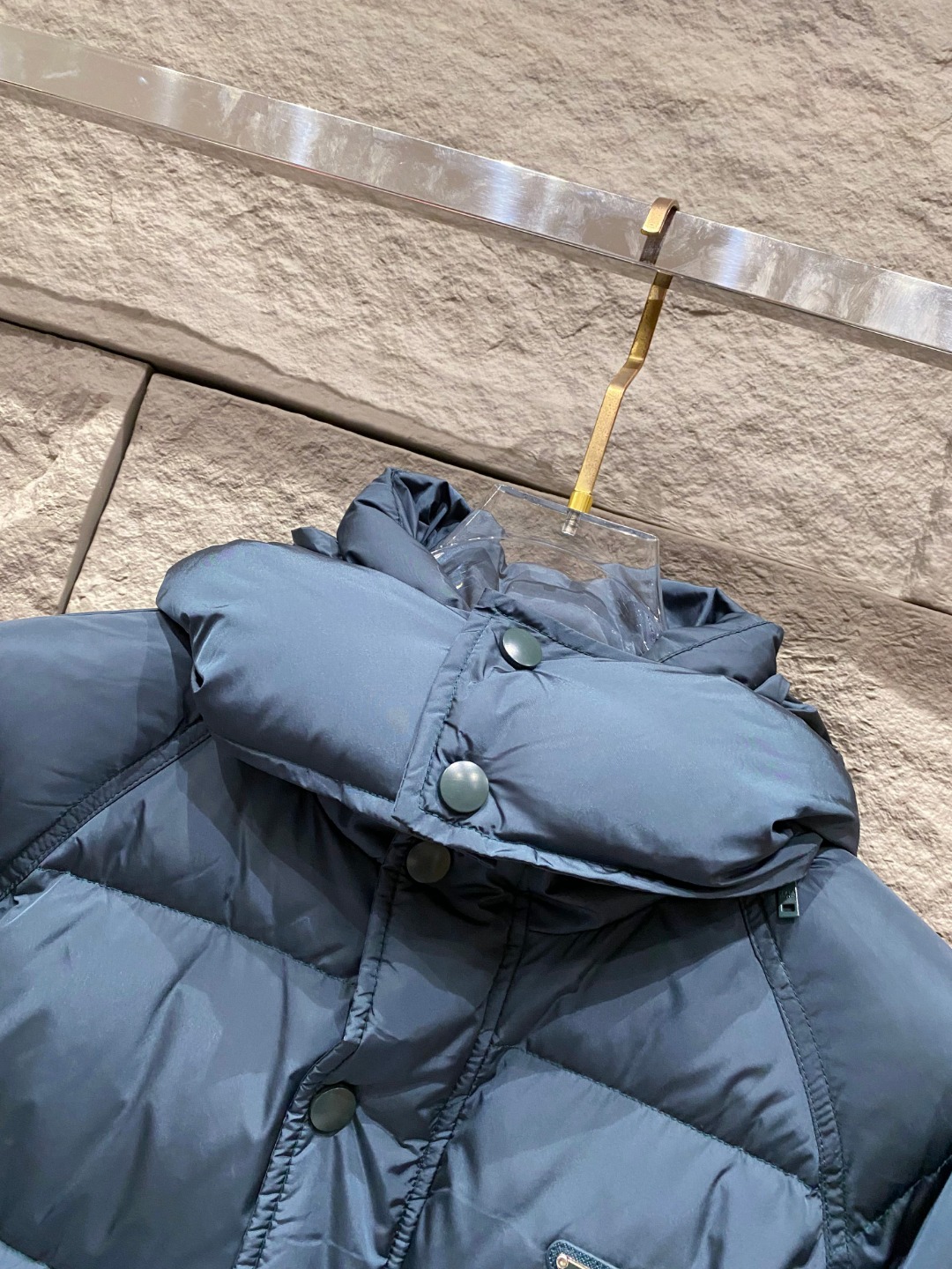 Prada&普拉达FW2025秋冬新款羽绒服。柜子在售款，一件难求。采用定制防风防雨面料，抗皱立挺有型，