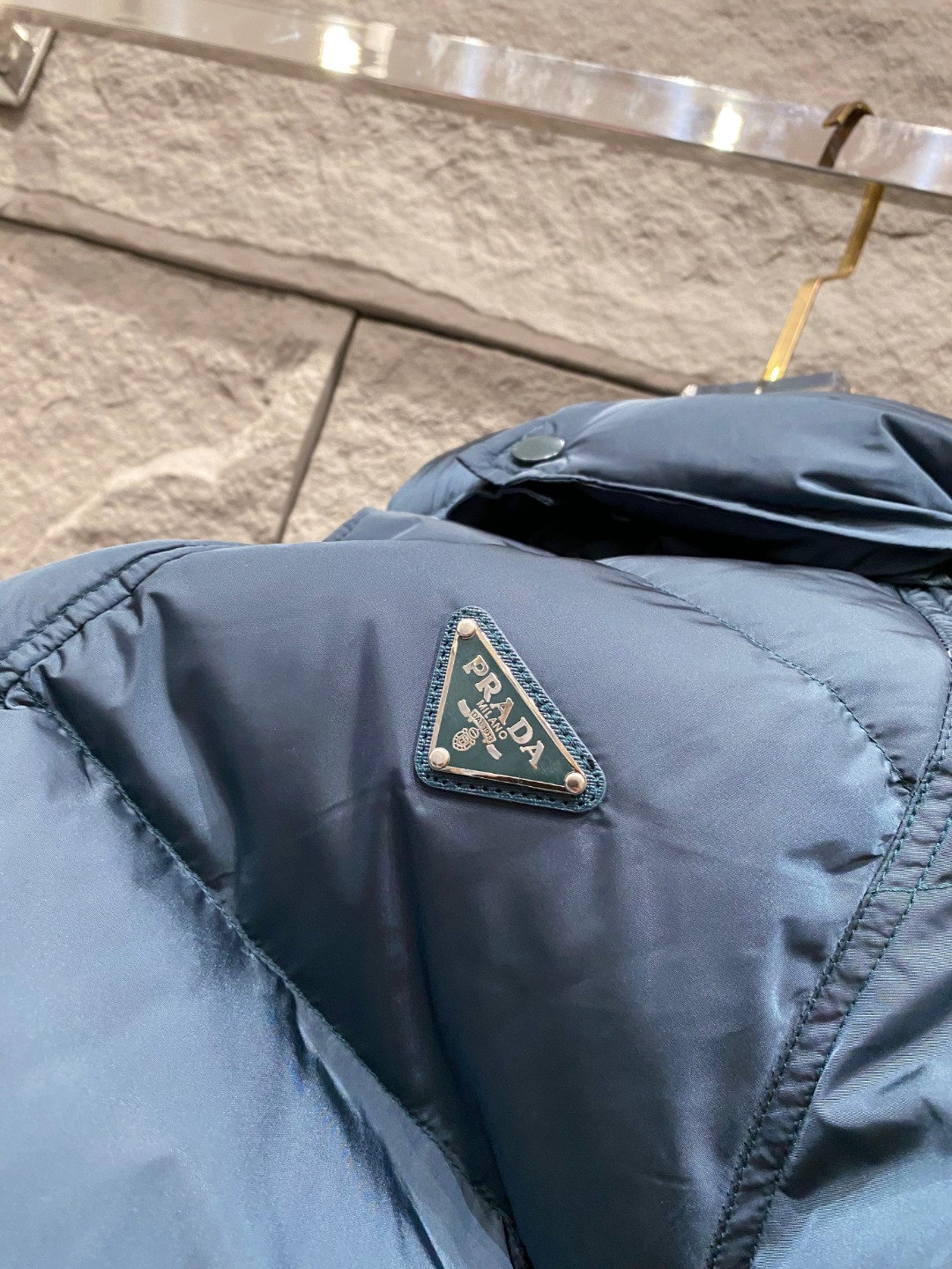 Prada&普拉达FW2025秋冬新款羽绒服。柜子在售款，一件难求。采用定制防风防雨面料，抗皱立挺有型，