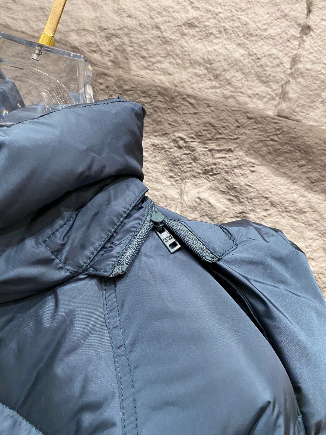 Prada&普拉达FW2025秋冬新款羽绒服。柜子在售款，一件难求。采用定制防风防雨面料，抗皱立挺有型，