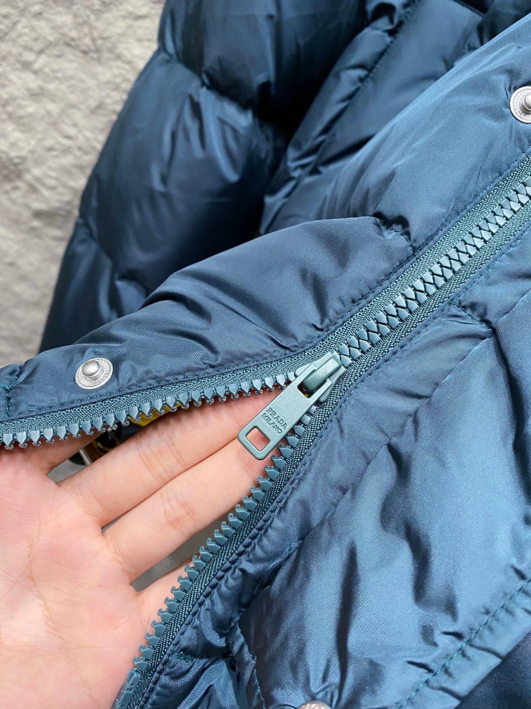 Prada&普拉达FW2025秋冬新款羽绒服。柜子在售款，一件难求。采用定制防风防雨面料，抗皱立挺有型，