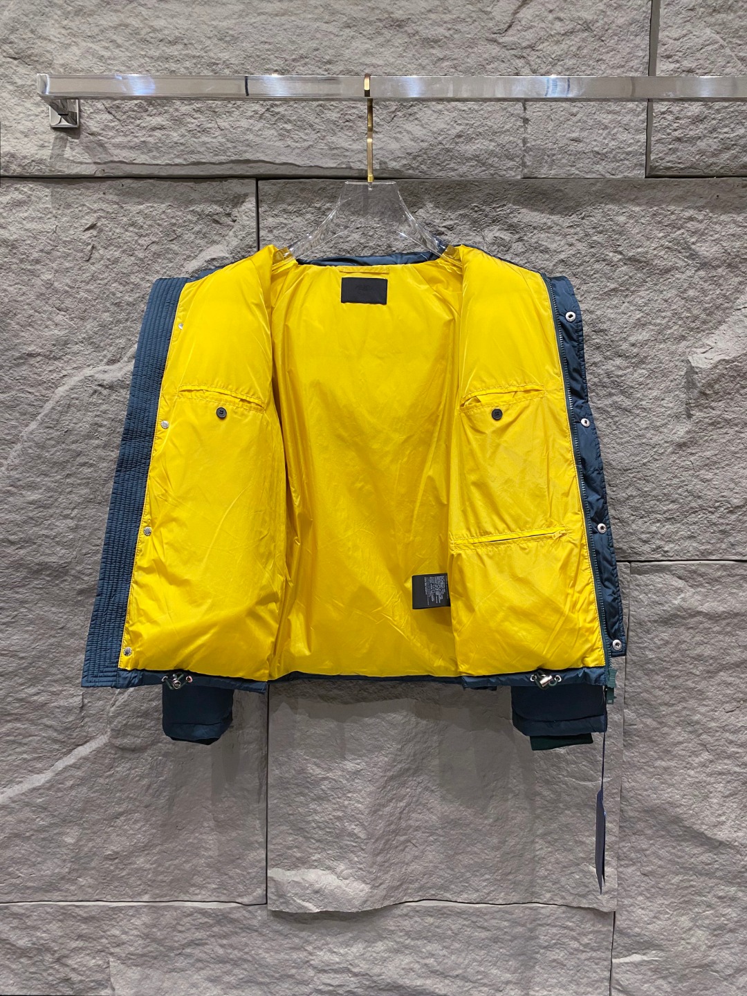 Prada&普拉达FW2025秋冬新款羽绒服。柜子在售款，一件难求。采用定制防风防雨面料，抗皱立挺有型，