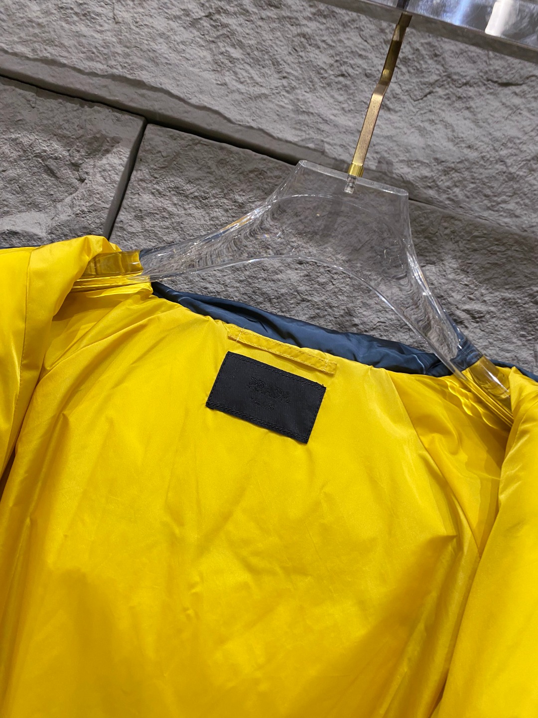 Prada&普拉达FW2025秋冬新款羽绒服。柜子在售款，一件难求。采用定制防风防雨面料，抗皱立挺有型，