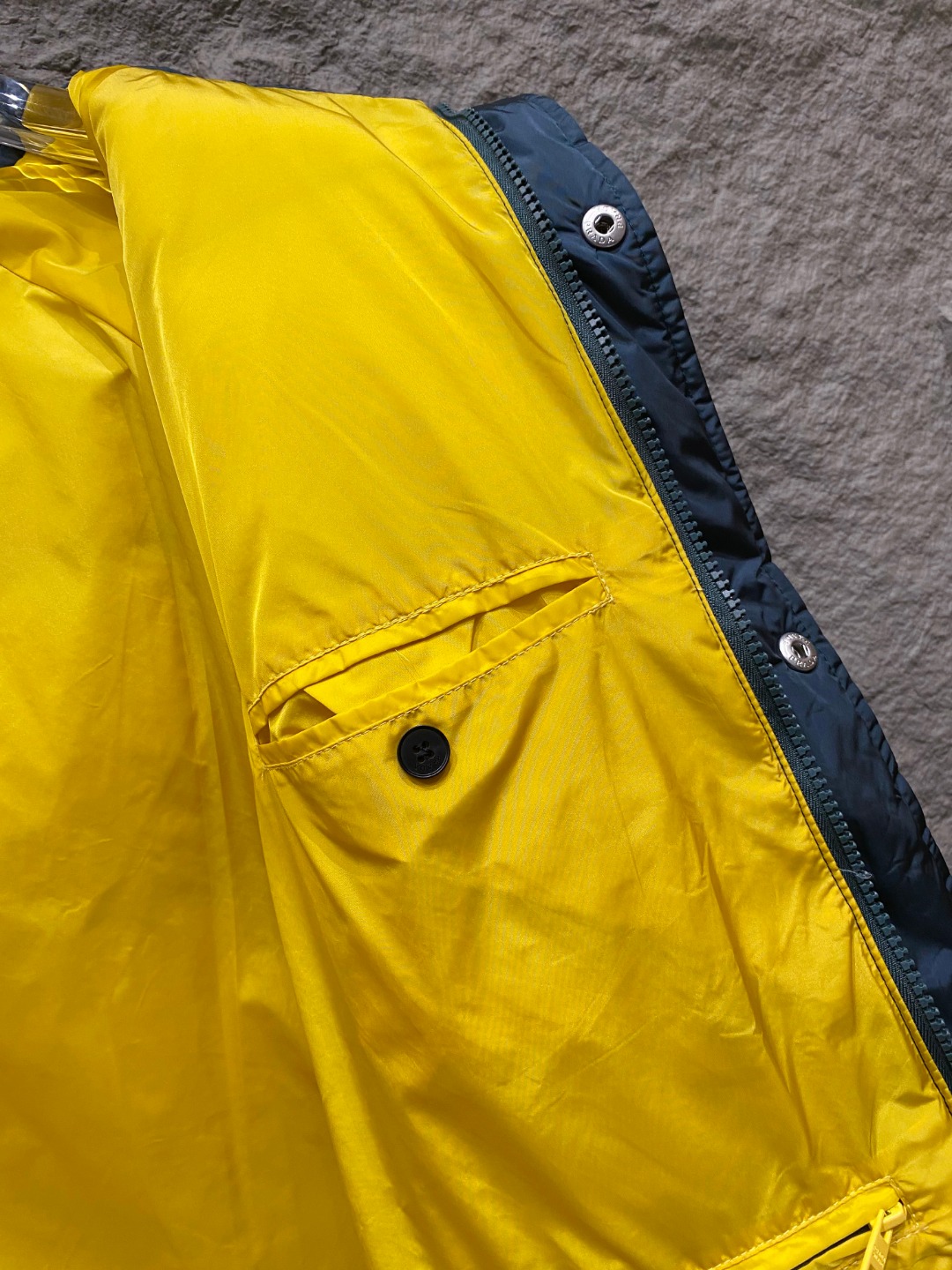 Prada&普拉达FW2025秋冬新款羽绒服。柜子在售款，一件难求。采用定制防风防雨面料，抗皱立挺有型，