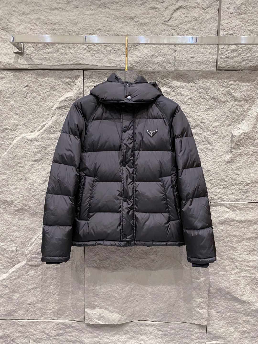 Prada&普拉达FW2025秋冬新款羽绒服。柜子在售款，一件难求。采用定制防风防雨面料，抗皱立挺有型，