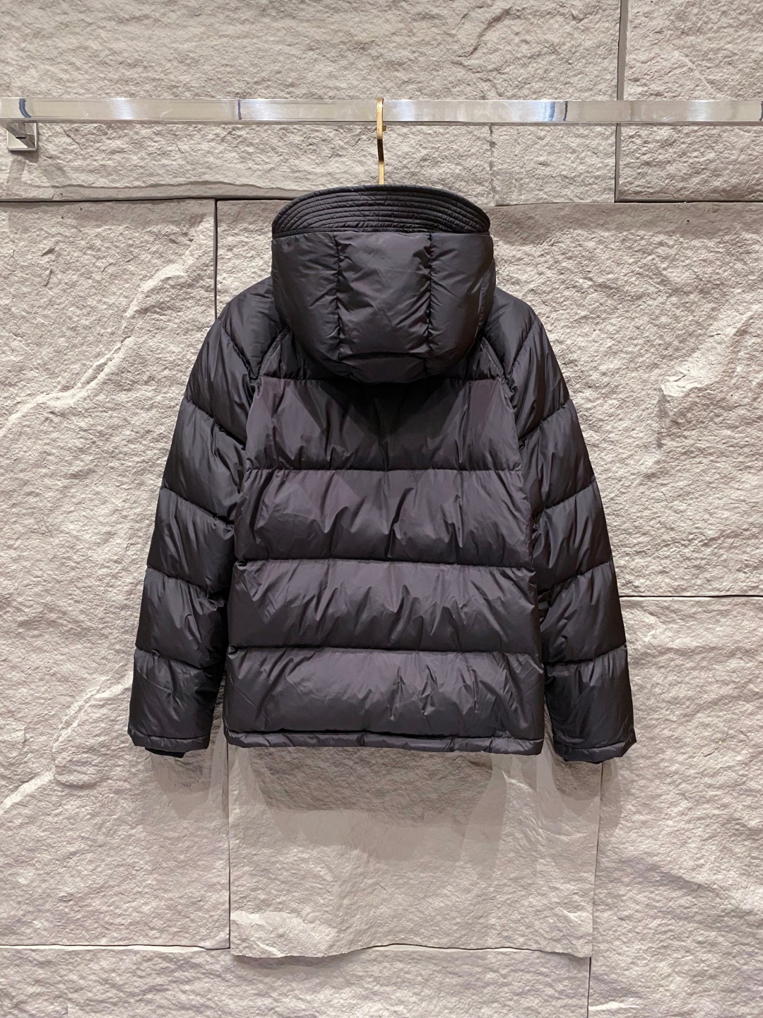 Prada&普拉达FW2025秋冬新款羽绒服。柜子在售款，一件难求。采用定制防风防雨面料，抗皱立挺有型，