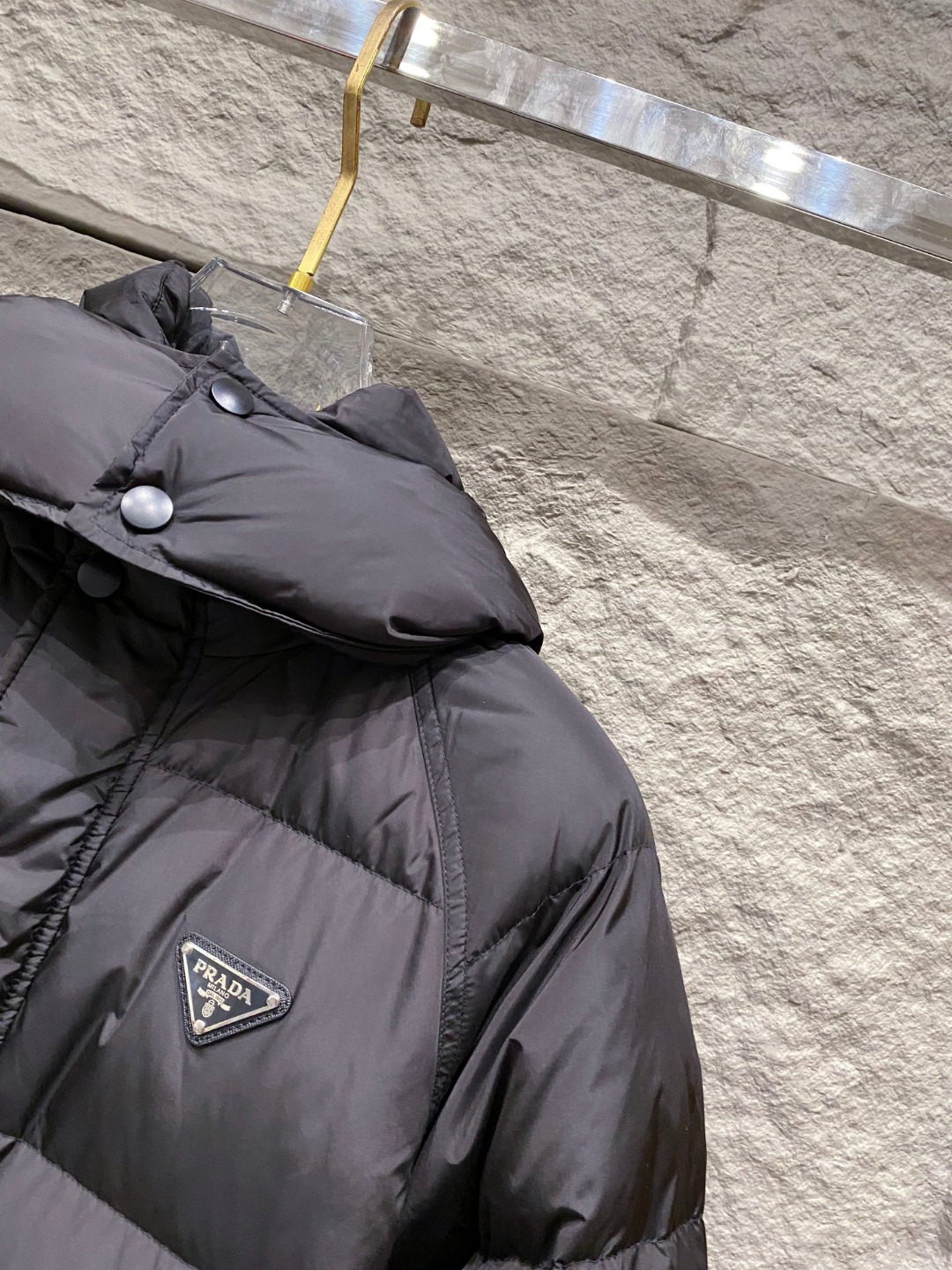 Prada&普拉达FW2025秋冬新款羽绒服。柜子在售款，一件难求。采用定制防风防雨面料，抗皱立挺有型，