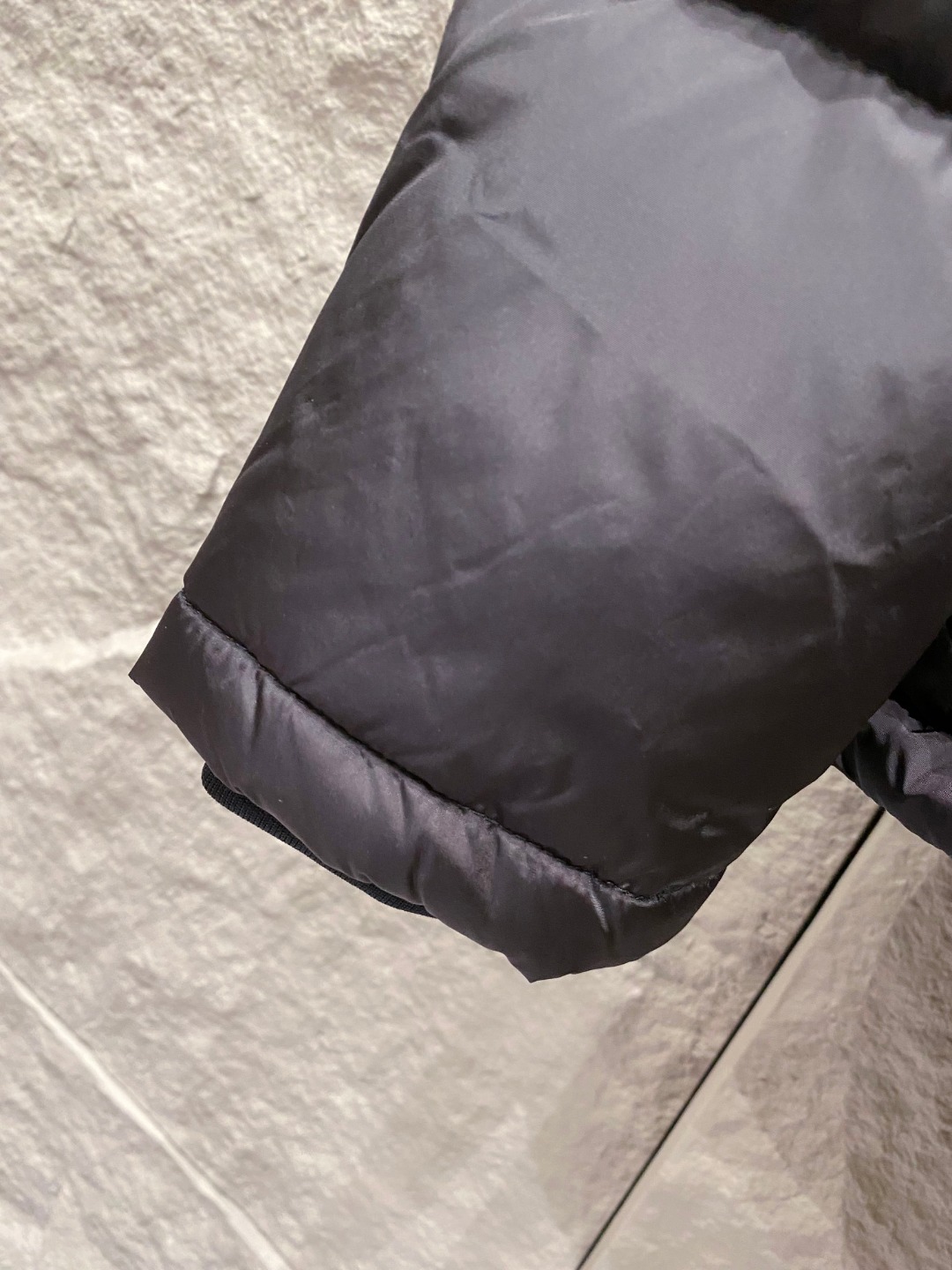 Prada&普拉达FW2025秋冬新款羽绒服。柜子在售款，一件难求。采用定制防风防雨面料，抗皱立挺有型，