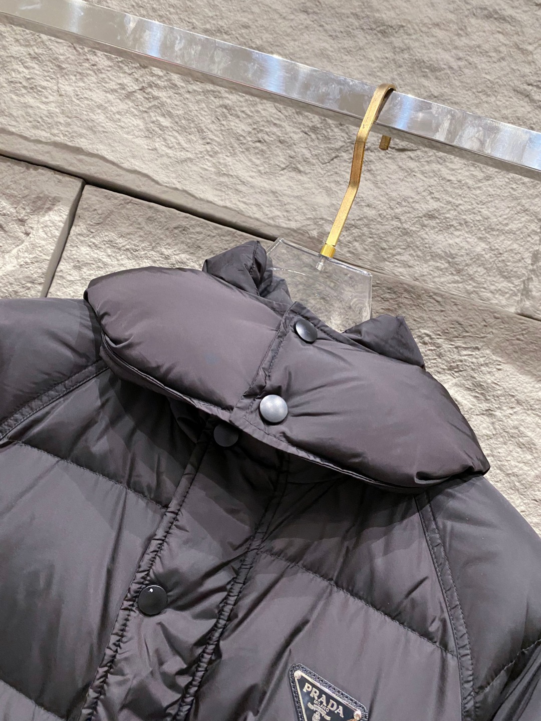 Prada&普拉达FW2025秋冬新款羽绒服。柜子在售款，一件难求。采用定制防风防雨面料，抗皱立挺有型，