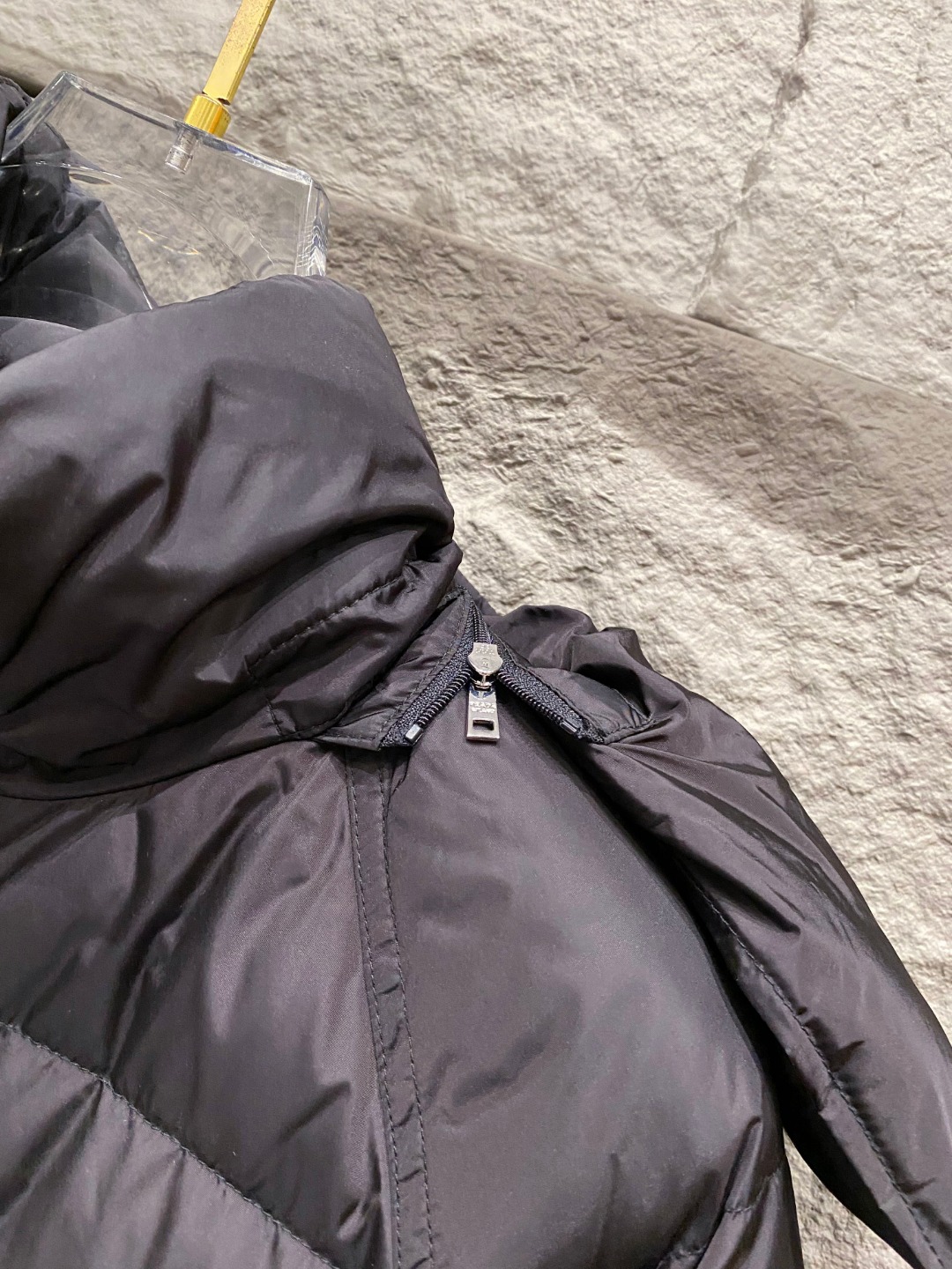 Prada&普拉达FW2025秋冬新款羽绒服。柜子在售款，一件难求。采用定制防风防雨面料，抗皱立挺有型，