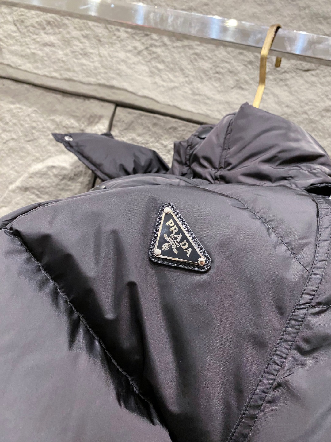 Prada&普拉达FW2025秋冬新款羽绒服。柜子在售款，一件难求。采用定制防风防雨面料，抗皱立挺有型，