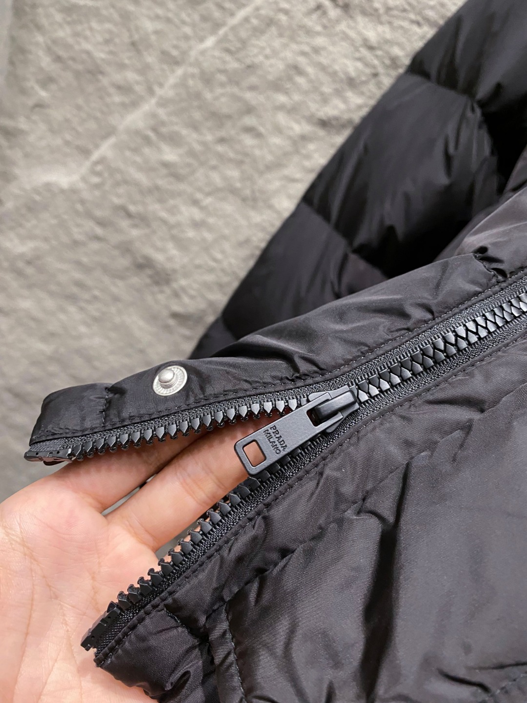 Prada&普拉达FW2025秋冬新款羽绒服。柜子在售款，一件难求。采用定制防风防雨面料，抗皱立挺有型，