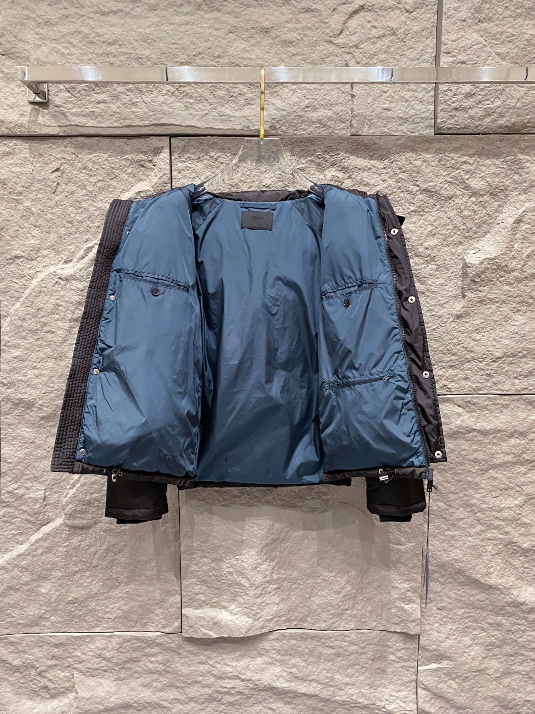 Prada&普拉达FW2025秋冬新款羽绒服。柜子在售款，一件难求。采用定制防风防雨面料，抗皱立挺有型，