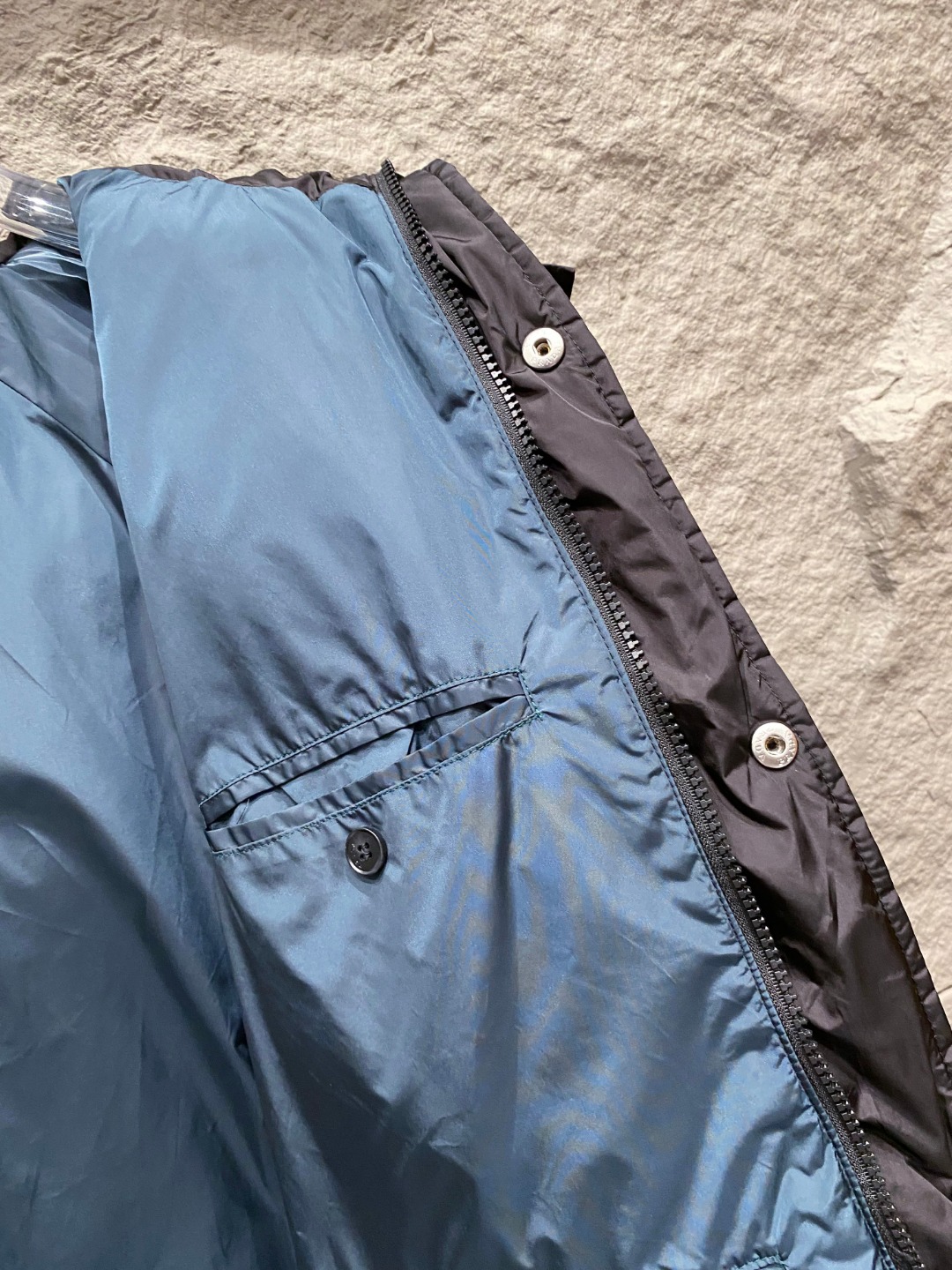 Prada&普拉达FW2025秋冬新款羽绒服。柜子在售款，一件难求。采用定制防风防雨面料，抗皱立挺有型，