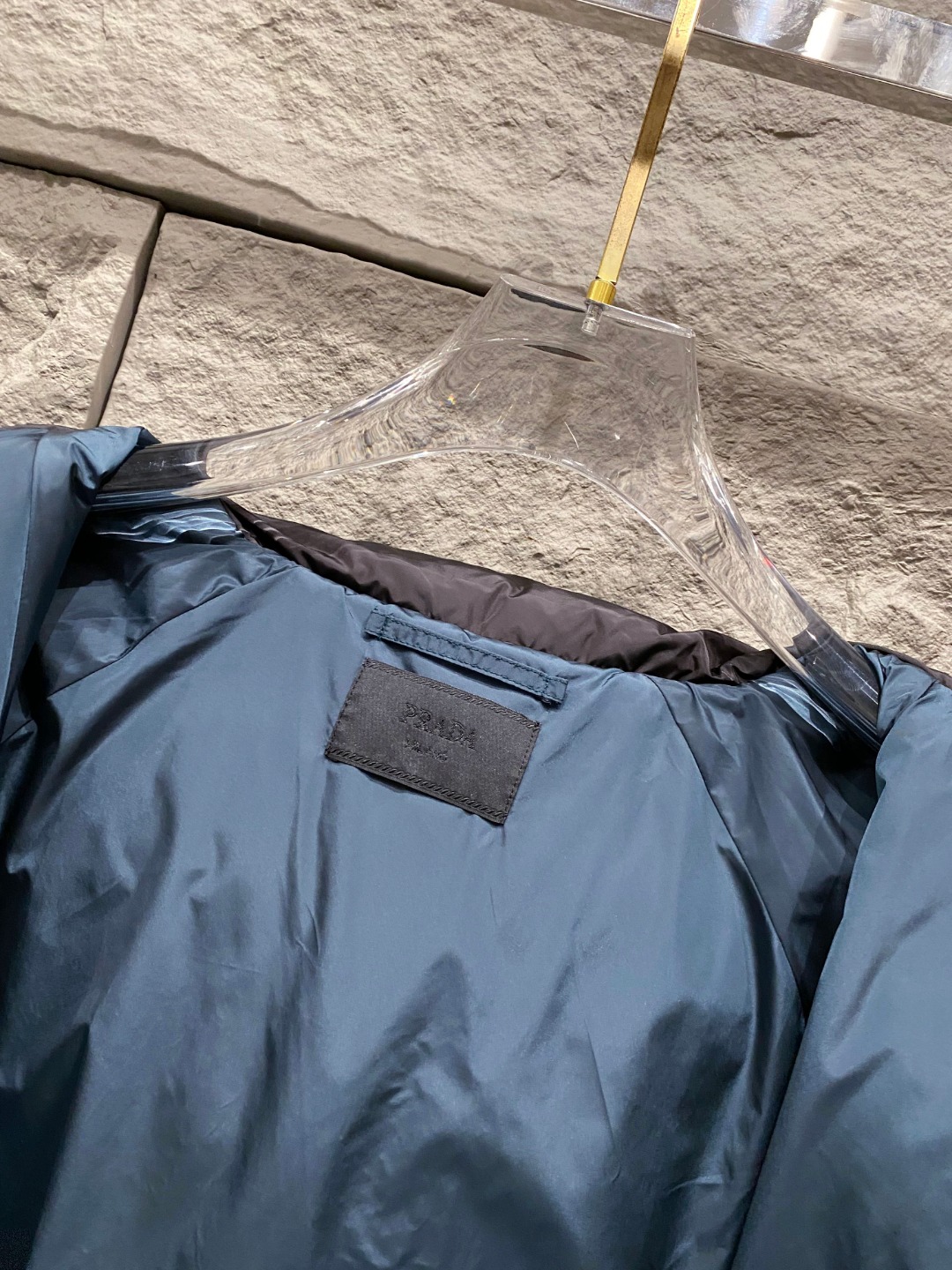 Prada&普拉达FW2025秋冬新款羽绒服。柜子在售款，一件难求。采用定制防风防雨面料，抗皱立挺有型，
