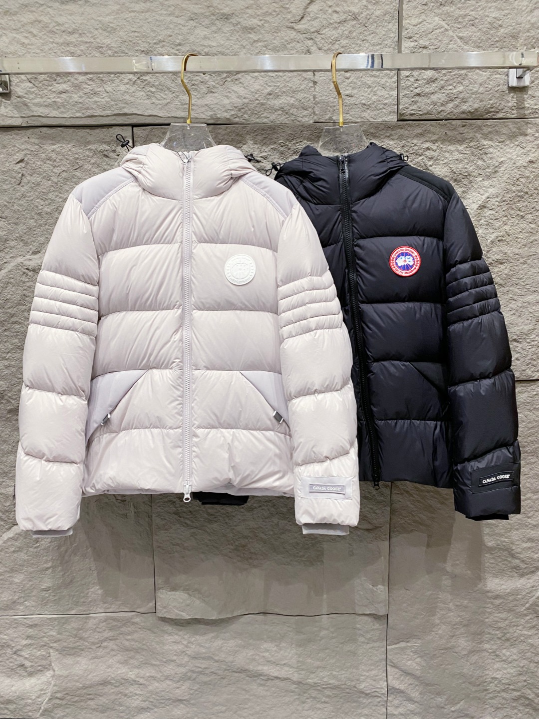 Canada Goose(加拿大鹅) FW2025新款羽绒服。连帽设计，男女同款，时尚感满满。采用定制面