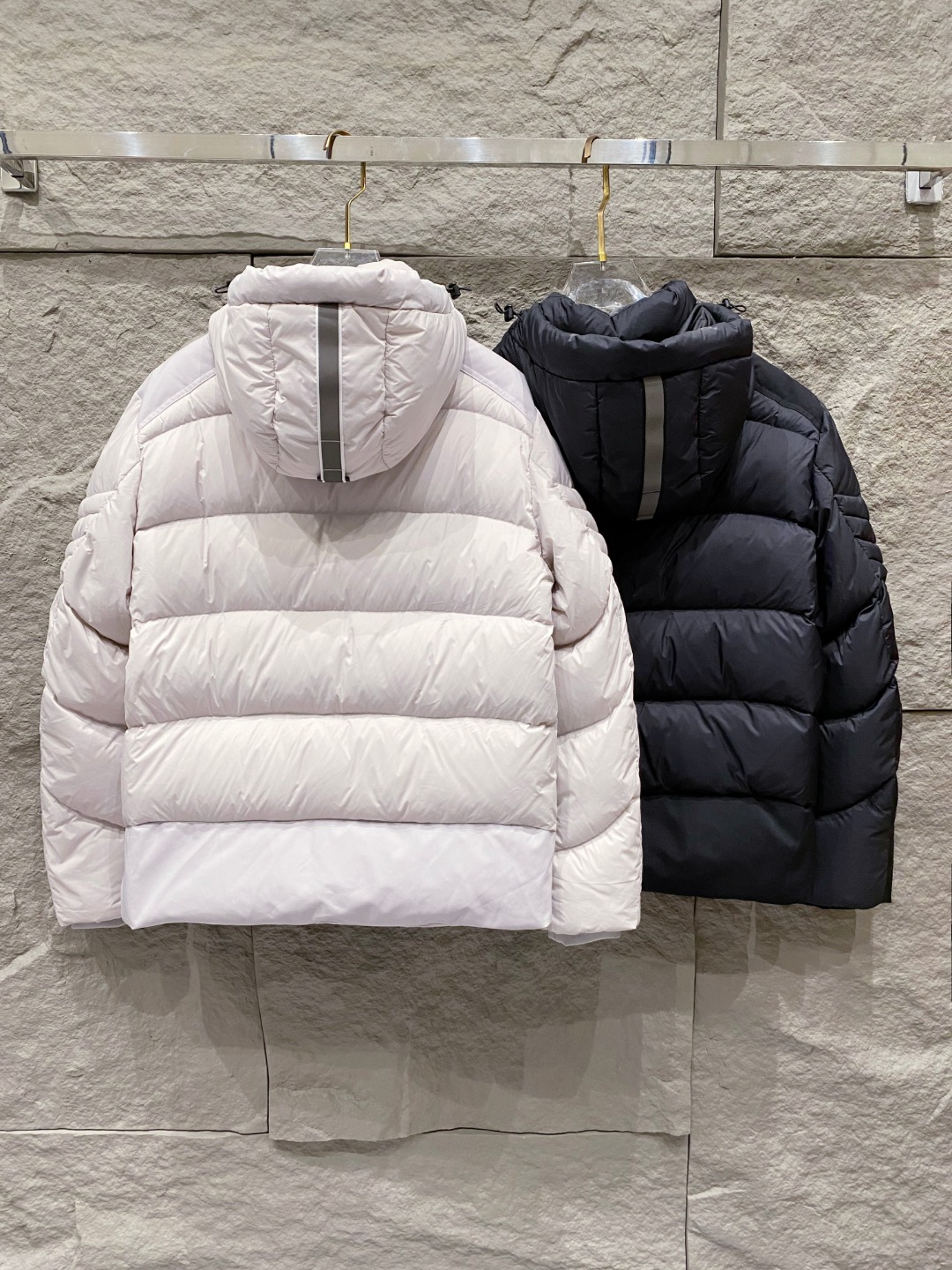 Canada Goose(加拿大鹅) FW2025新款羽绒服。连帽设计，男女同款，时尚感满满。采用定制面