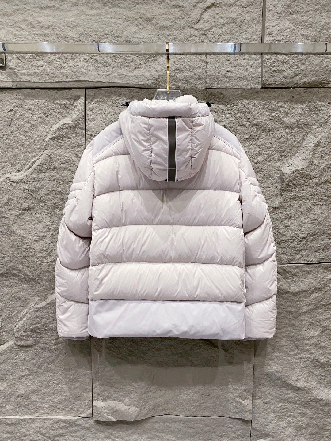 Canada Goose(加拿大鹅) FW2025新款羽绒服。连帽设计，男女同款，时尚感满满。采用定制面