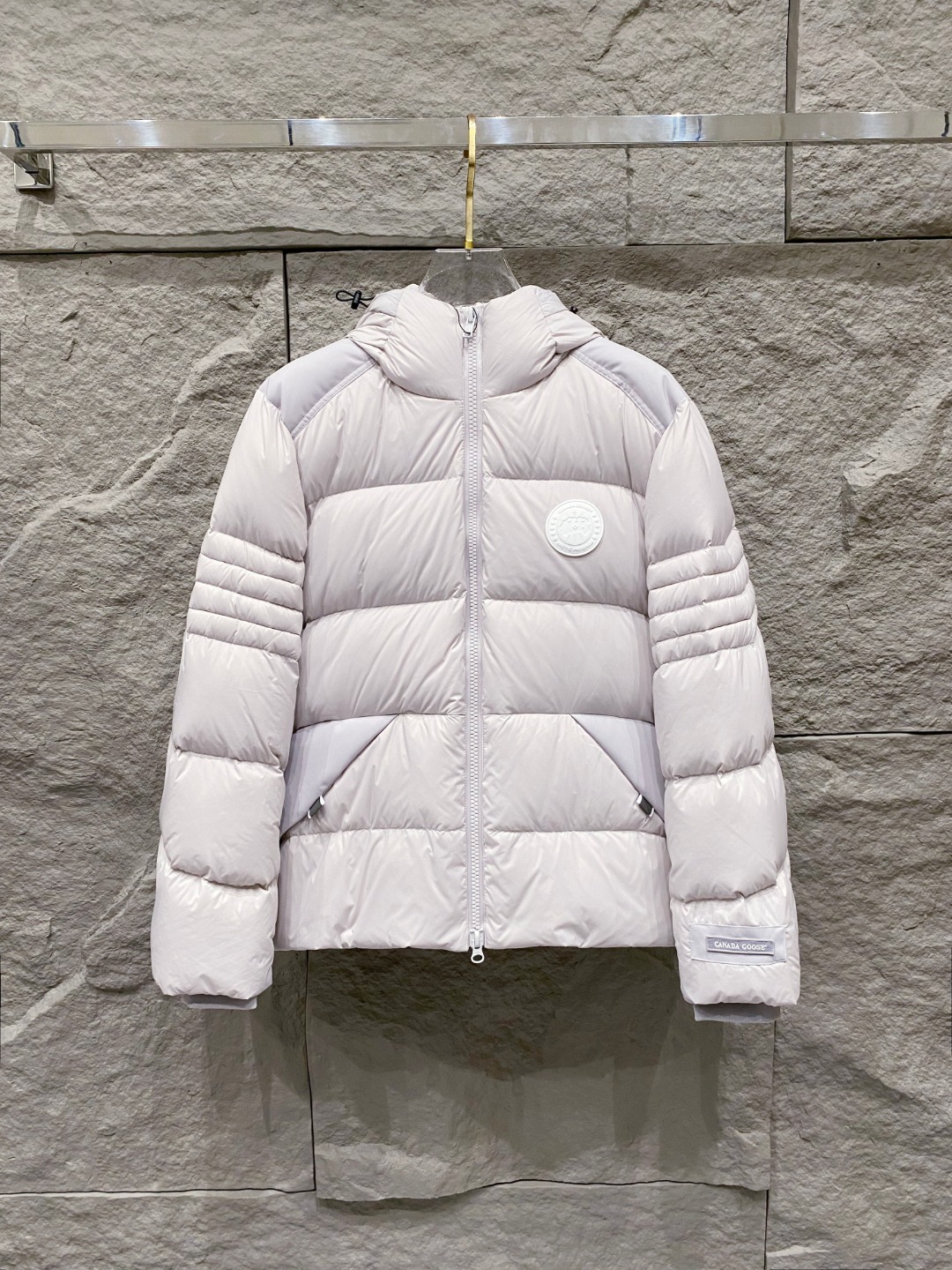 Canada Goose(加拿大鹅) FW2025新款羽绒服。连帽设计，男女同款，时尚感满满。采用定制面
