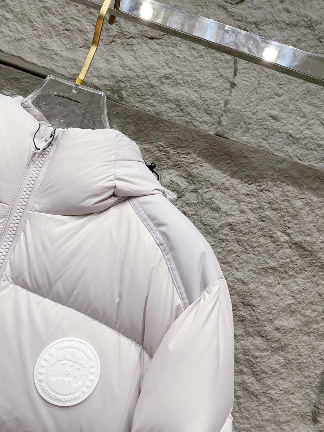 Canada Goose(加拿大鹅) FW2025新款羽绒服。连帽设计，男女同款，时尚感满满。采用定制面