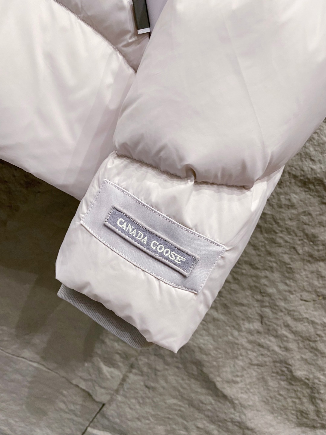 Canada Goose(加拿大鹅) FW2025新款羽绒服。连帽设计，男女同款，时尚感满满。采用定制面