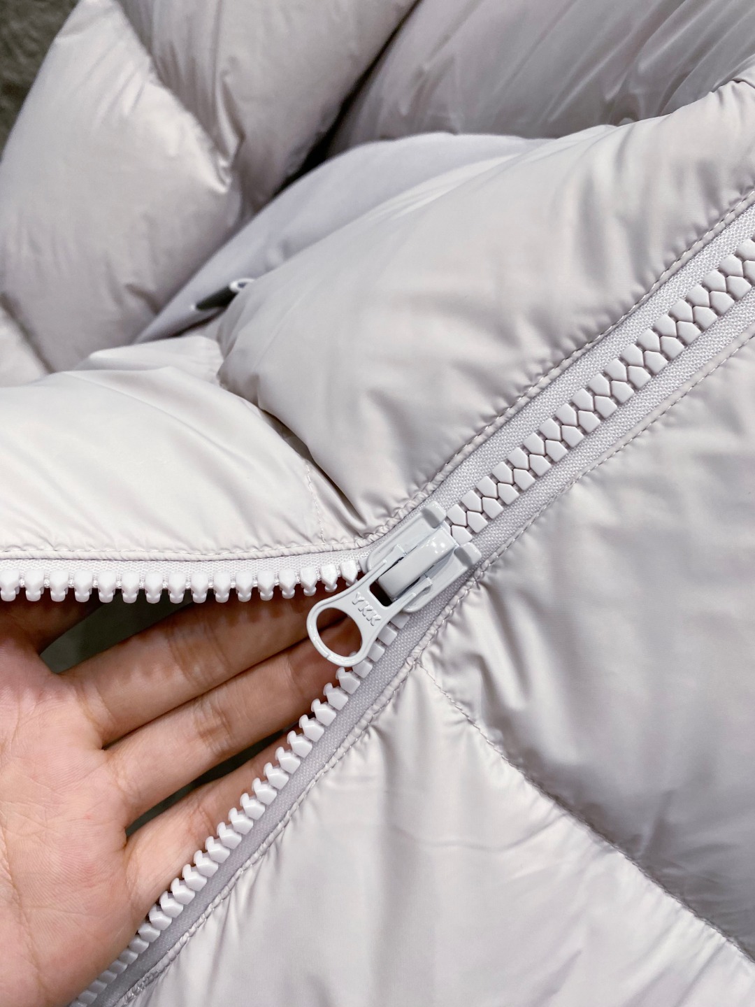 Canada Goose(加拿大鹅) FW2025新款羽绒服。连帽设计，男女同款，时尚感满满。采用定制面