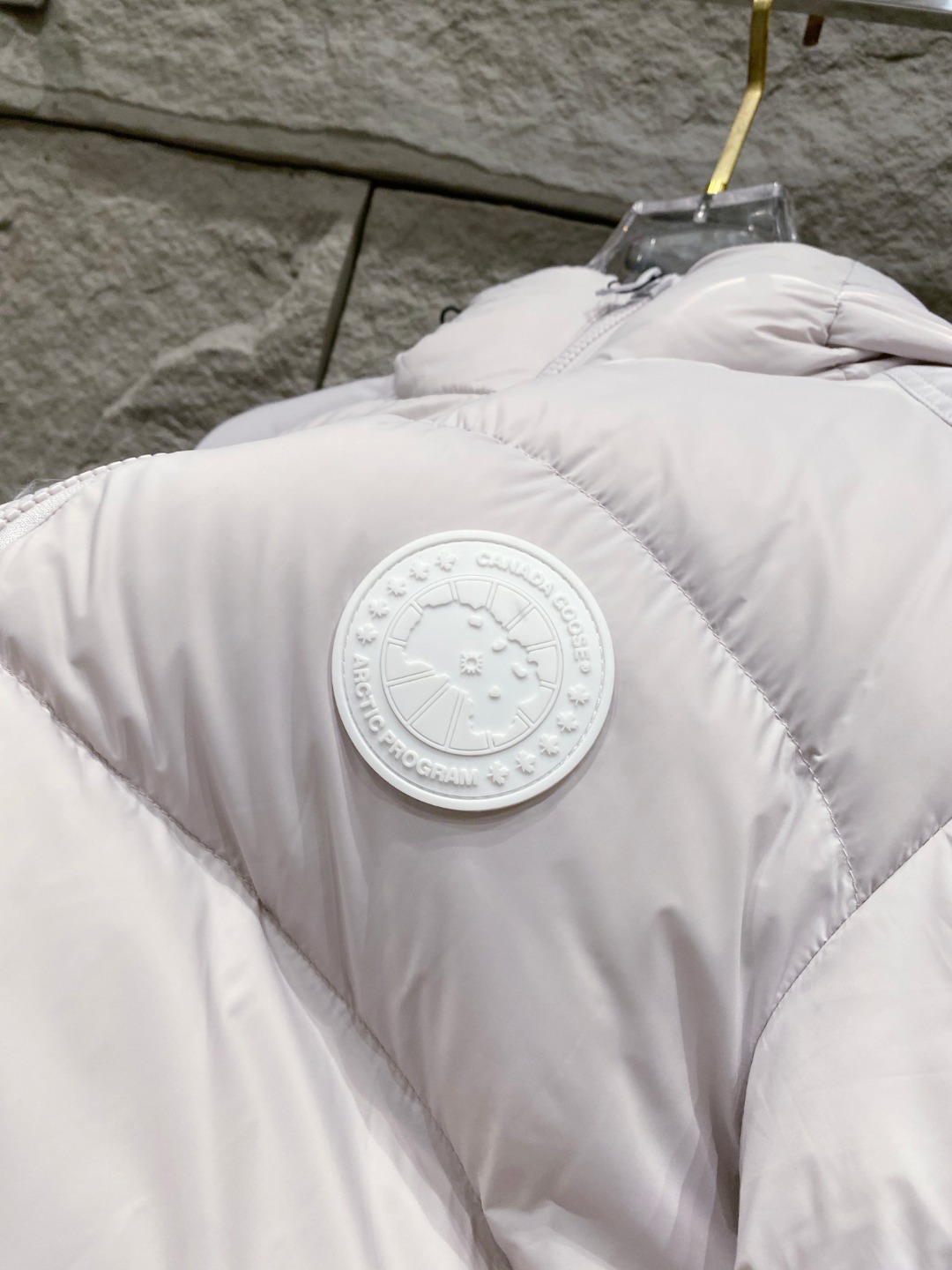 Canada Goose(加拿大鹅) FW2025新款羽绒服。连帽设计，男女同款，时尚感满满。采用定制面