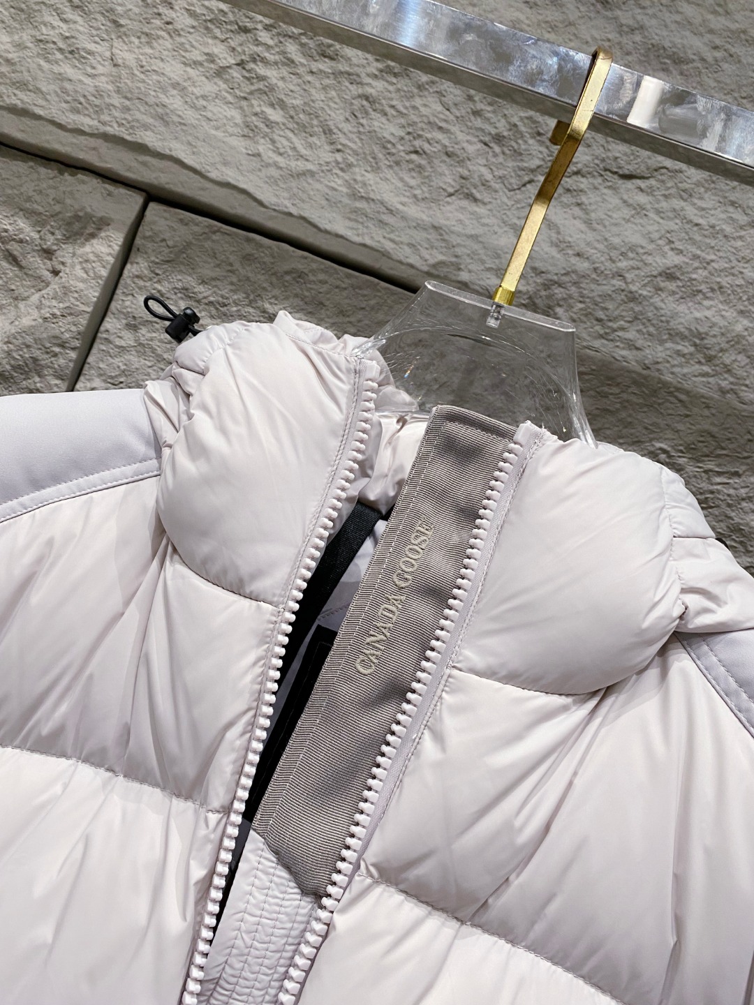 Canada Goose(加拿大鹅) FW2025新款羽绒服。连帽设计，男女同款，时尚感满满。采用定制面