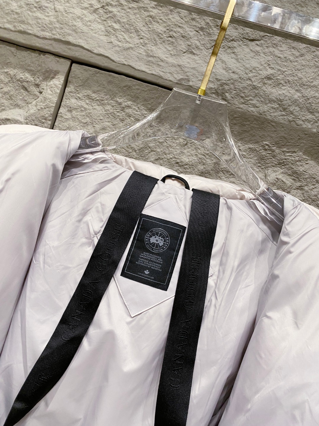 Canada Goose(加拿大鹅) FW2025新款羽绒服。连帽设计，男女同款，时尚感满满。采用定制面