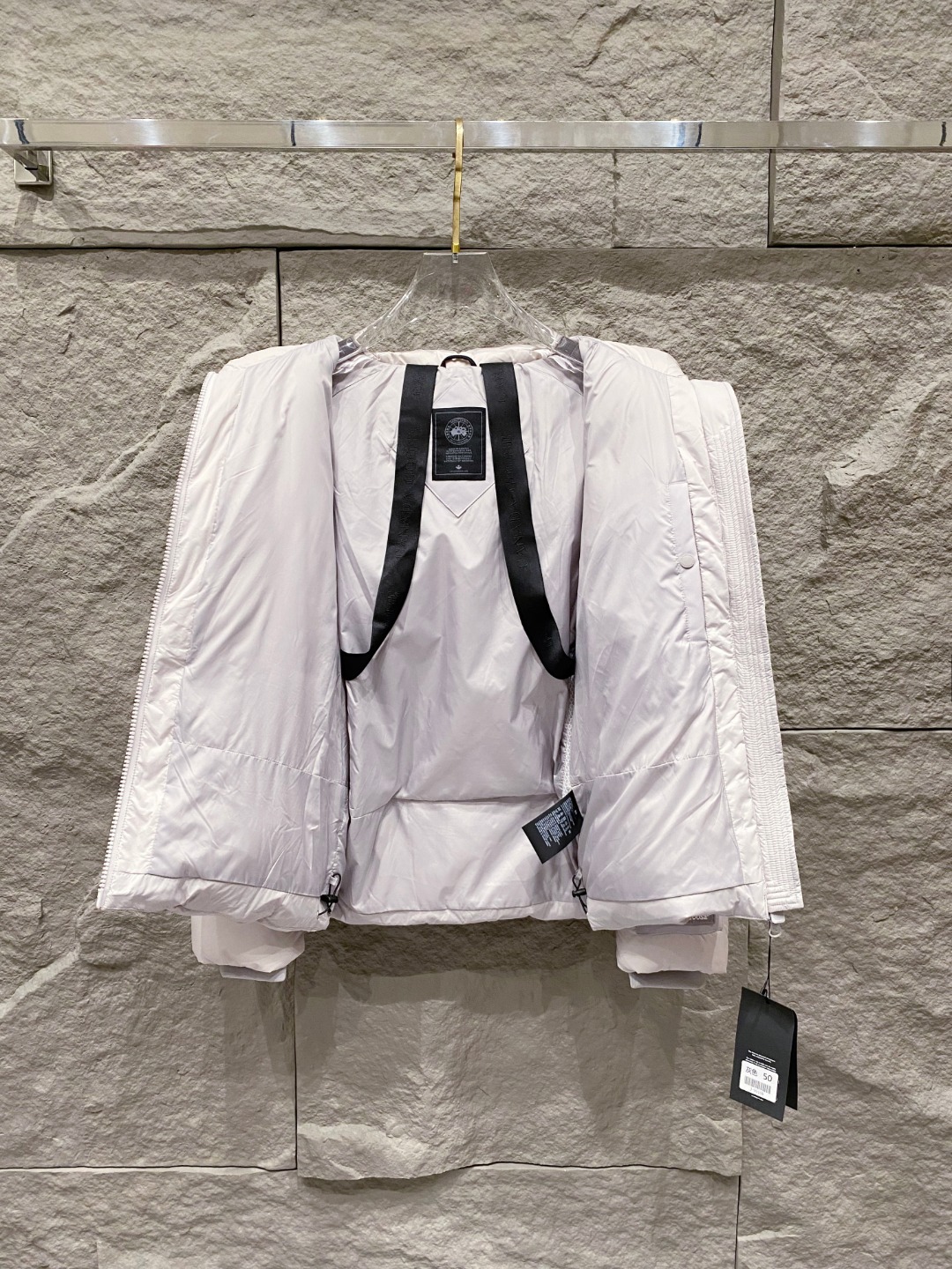 Canada Goose(加拿大鹅) FW2025新款羽绒服。连帽设计，男女同款，时尚感满满。采用定制面