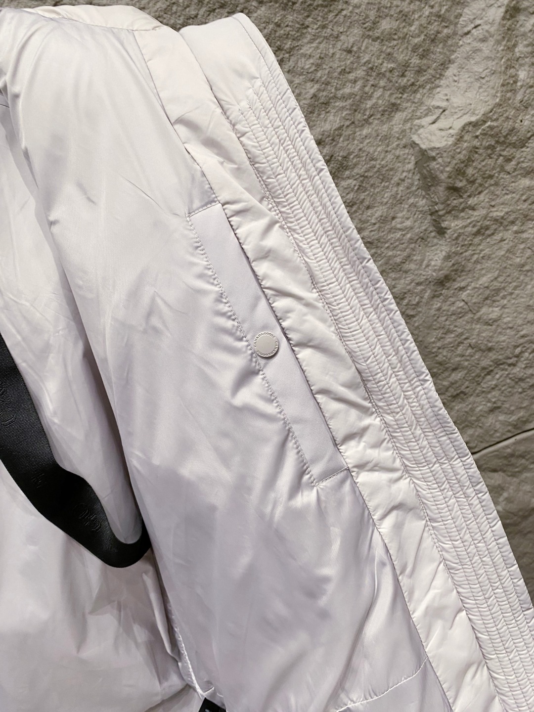 Canada Goose(加拿大鹅) FW2025新款羽绒服。连帽设计，男女同款，时尚感满满。采用定制面