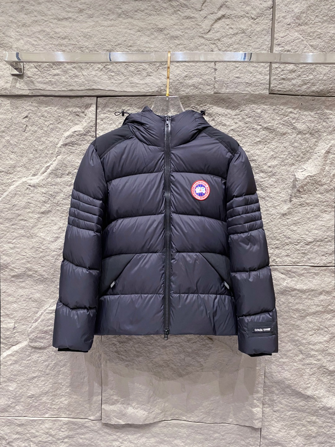 Canada Goose(加拿大鹅) FW2025新款羽绒服。连帽设计，男女同款，时尚感满满。采用定制面