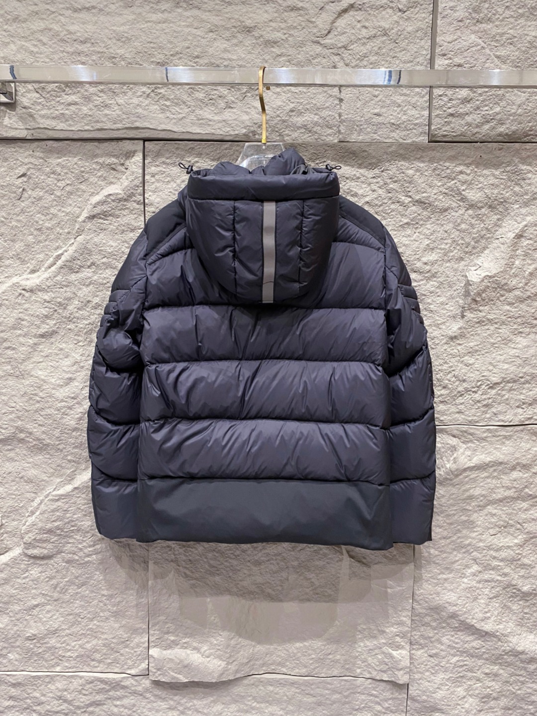 Canada Goose(加拿大鹅) FW2025新款羽绒服。连帽设计，男女同款，时尚感满满。采用定制面