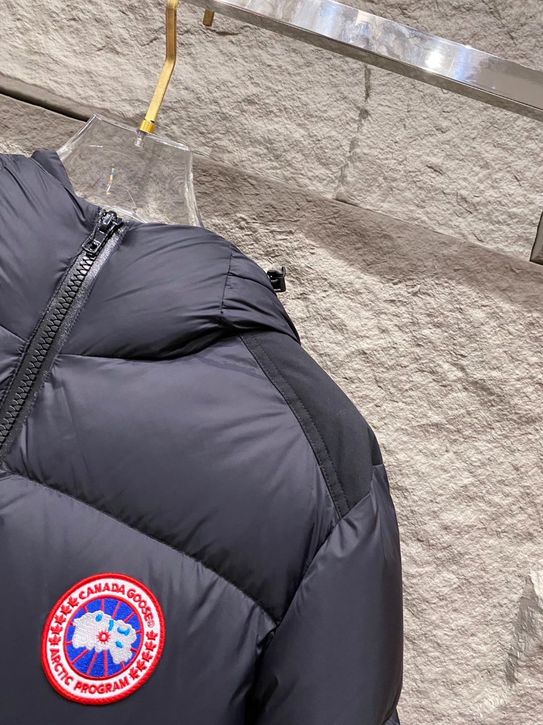 Canada Goose(加拿大鹅) FW2025新款羽绒服。连帽设计，男女同款，时尚感满满。采用定制面